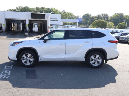 Used 2021 Toyota Highlander LE AWD/4WD image 7