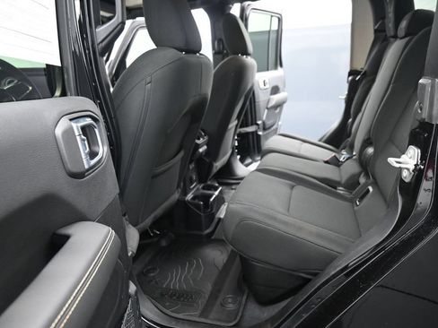 Used 2021 Jeep Gladiator Overland AWD/4WD image 16