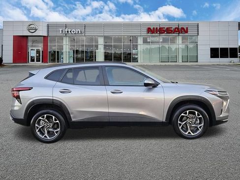 Used 2025 Chevrolet Trax LT w/ LT Convenience Package FWD image 3