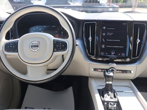 Used 2020 Volvo XC60 T5 Momentum image 12