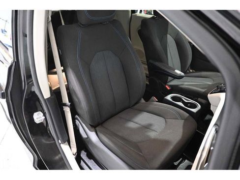 Used 2021 Chrysler Pacifica Touring w/ Cold Weather Group FWD image 16