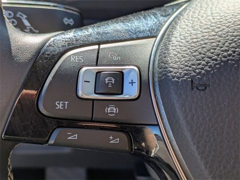 Used 2021 Volkswagen Tiguan SE image 17