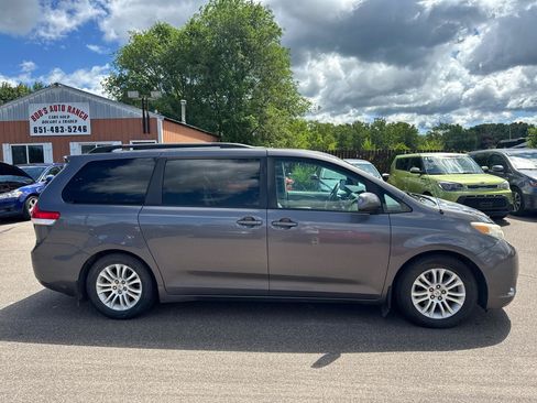 Used 2011 Toyota Sienna XLE FWD image 4