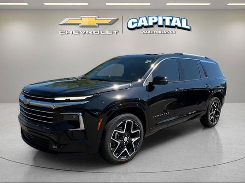 Used 2025 Chevrolet Traverse High Country FWD image 1