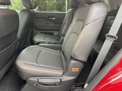 Used 2025 Nissan Pathfinder Platinum FWD image 11