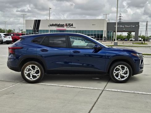 Used 2024 Chevrolet Trax LS w/ LS Convenience Package image 4