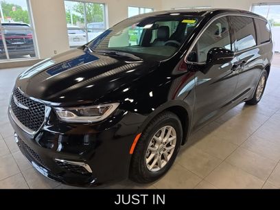 Used 2025 Chrysler Pacifica Select