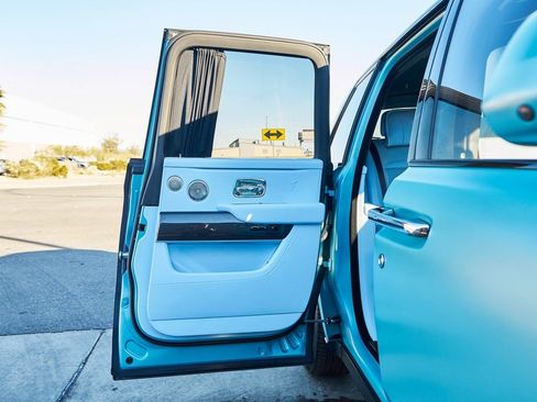 Used 2022 Rolls-Royce Cullinan Black Badge w/ Dark Exterior Package image 18