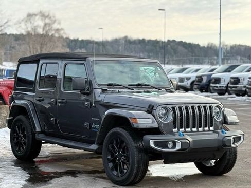 Used 2022 Jeep Wrangler Unlimited Sahara w/ Cold Weather Group image 29