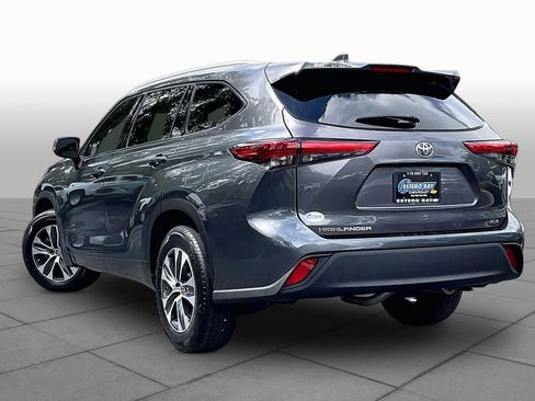 Used 2022 Toyota Highlander XLE FWD image 12