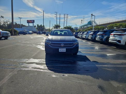 Used 2022 Volkswagen Jetta SE w/ Panoramic Sunroof Package image 2