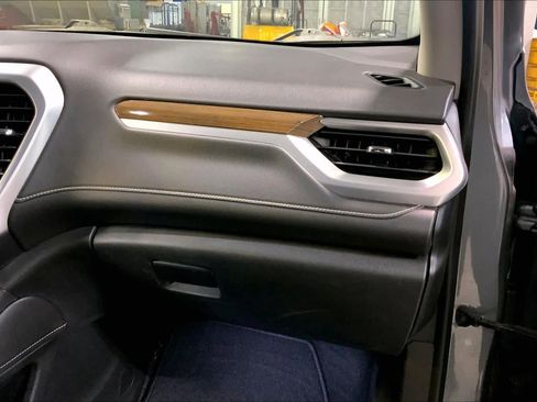 Used 2021 GMC Acadia SLE w/ Driver Convenience Package image 18