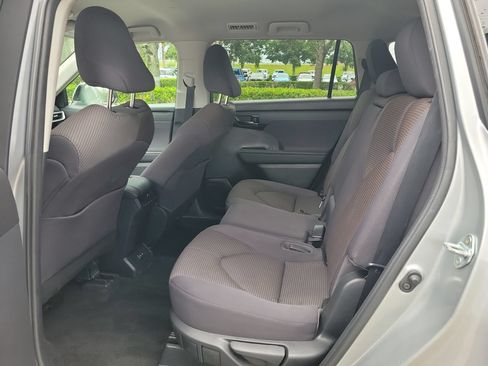 Used 2023 Toyota Highlander LE FWD image 11