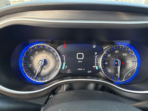 Used 2024 Chrysler Pacifica Touring-L image 42