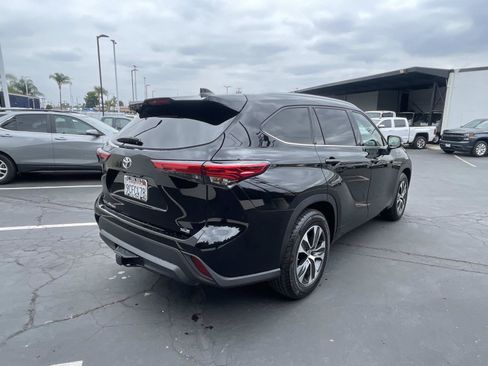 Used 2022 Toyota Highlander XLE FWD image 5
