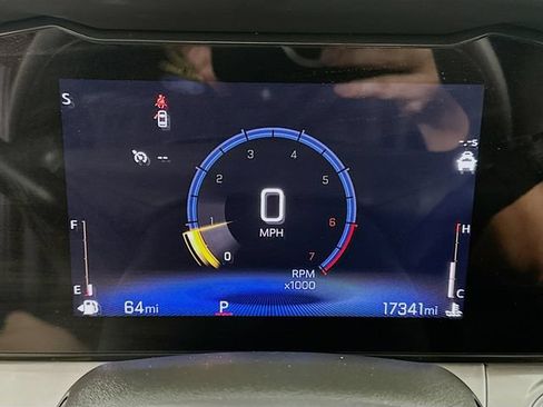 Used 2025 Chevrolet Trax LT FWD image 17