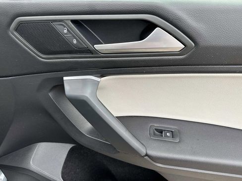 Used 2019 Volkswagen Tiguan SE w/ Panoramic Sunroof Package FWD image 17