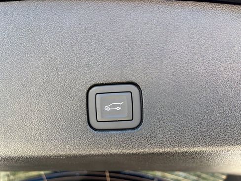 New 2025 Cadillac XT6 Luxury image 7