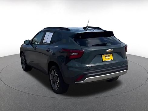 Used 2025 Chevrolet Trax LT FWD image 11
