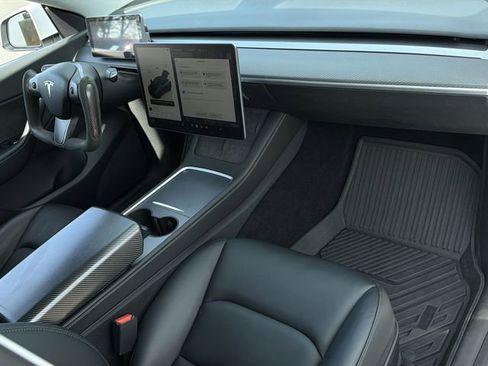 Used 2022 Tesla Model Y Long Range image 34