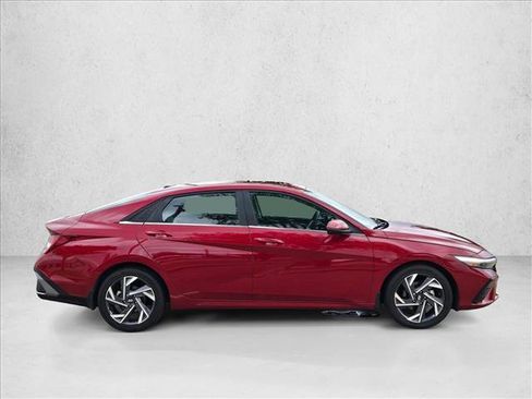 Used 2025 Hyundai Elantra Limited FWD image 4