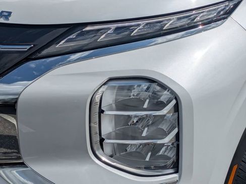 New 2026 Mitsubishi Outlander SE image 10