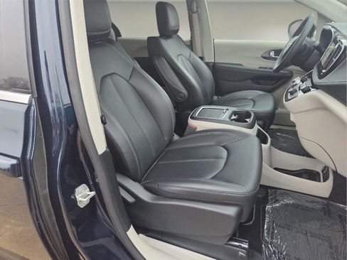 Used 2024 Chrysler Pacifica Touring-L image 28