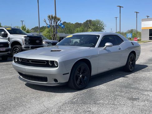 Used 2020 Dodge Challenger SXT RWD image 9