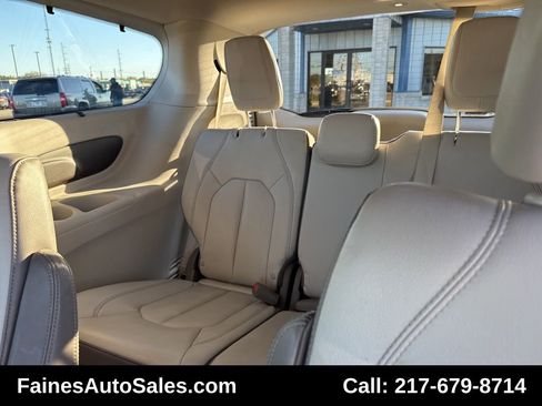 Used 2017 Chrysler Pacifica Touring-L image 30
