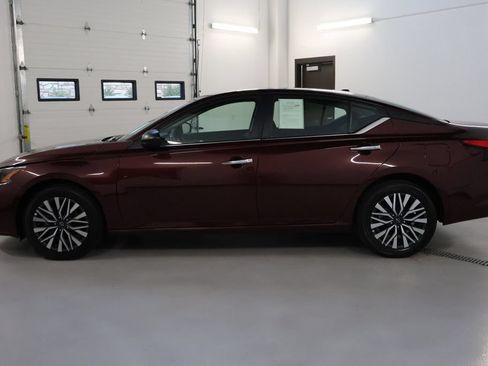Used 2025 Nissan Altima 2.5 SV AWD/4WD image 4