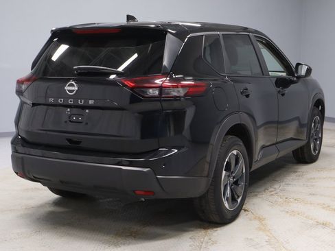 Certified 2025 Nissan Rogue SV image 10