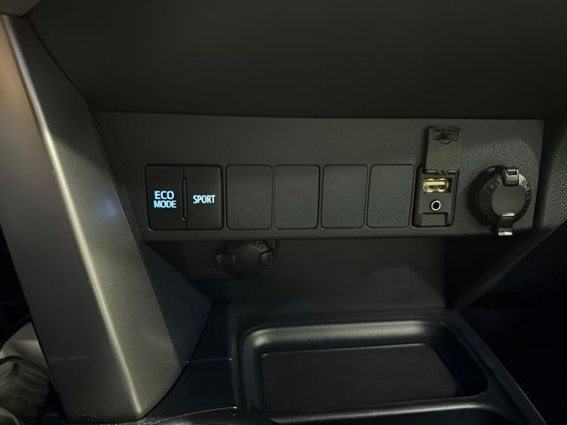 Used 2017 Toyota RAV4 XLE FWD image 23