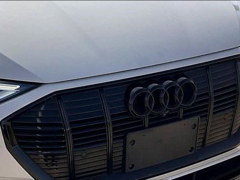 Used 2022 Audi e-tron Premium Plus w/ Premium Plus Package image 30
