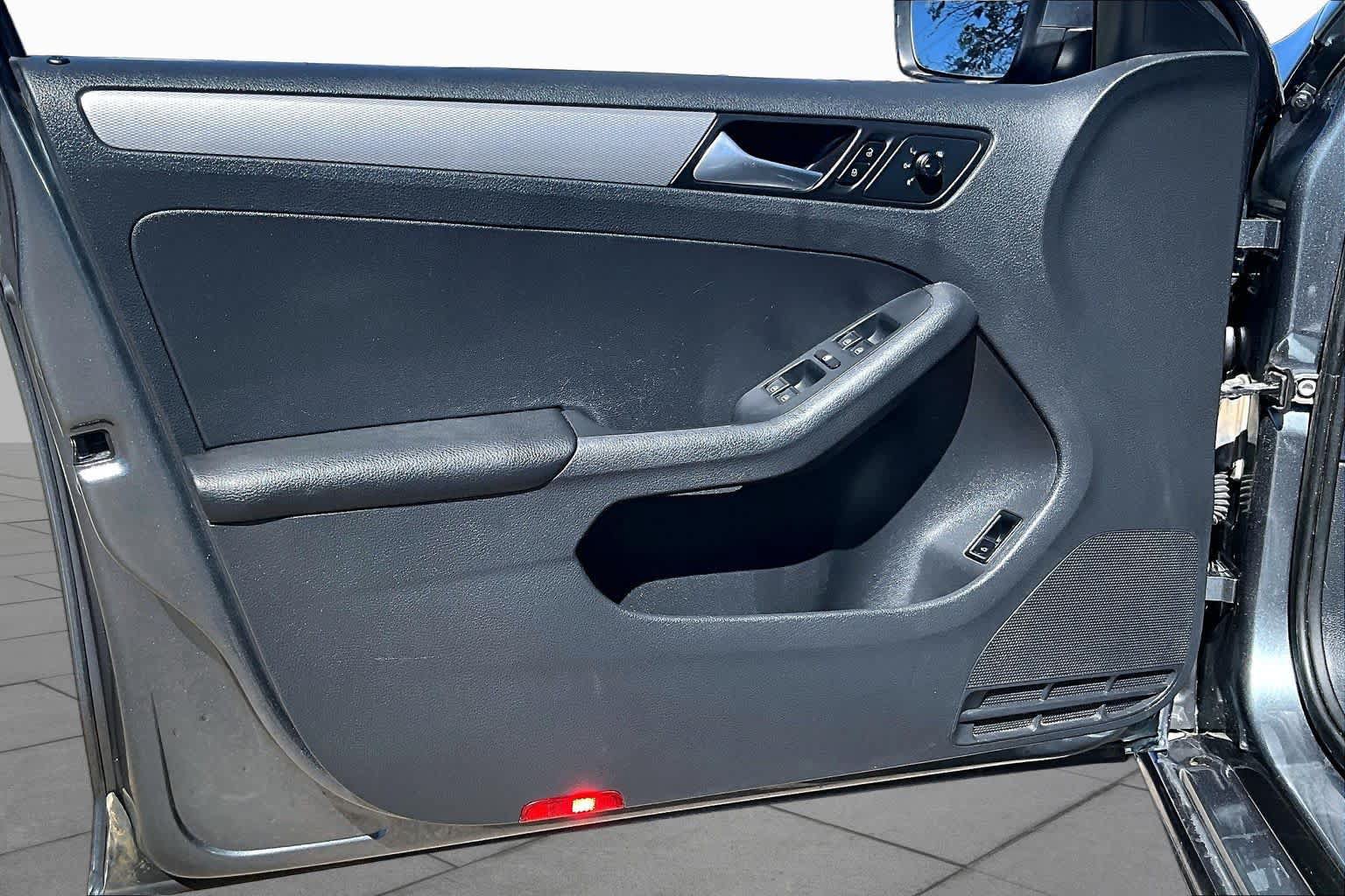 Used 2017 Volkswagen Jetta SE FWD image 22