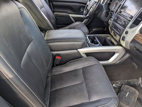 Used 2020 Nissan Titan SL w/ Moonroof Package image 9