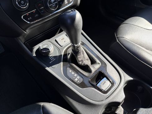 Used 2019 Jeep Cherokee Limited w/ Technology Group AWD/4WD image 32