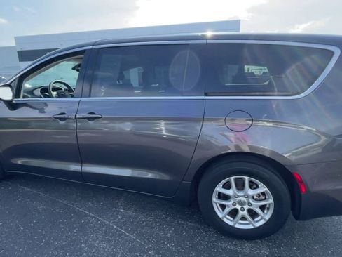 Used 2023 Chrysler Pacifica Touring-L FWD image 3