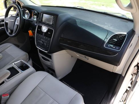 Used 2013 Chrysler Town & Country Touring FWD image 18