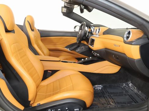 Used 2018 Ferrari California T image 12