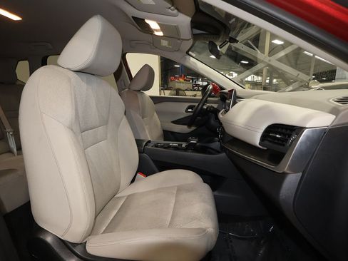 Used 2025 Nissan Rogue SV image 26