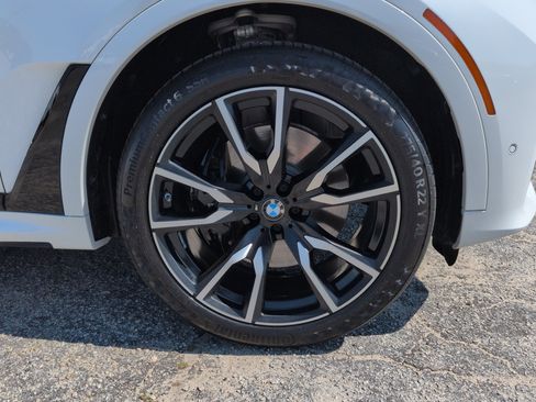 Used 2022 BMW X7 xDrive40i w/ M Sport Package AWD/4WD image 9