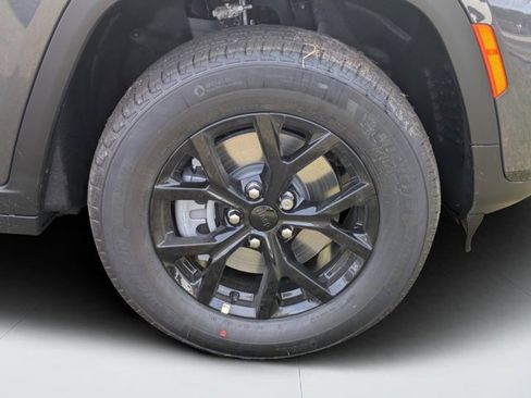 New 2025 Jeep Grand Cherokee L Laredo image 9