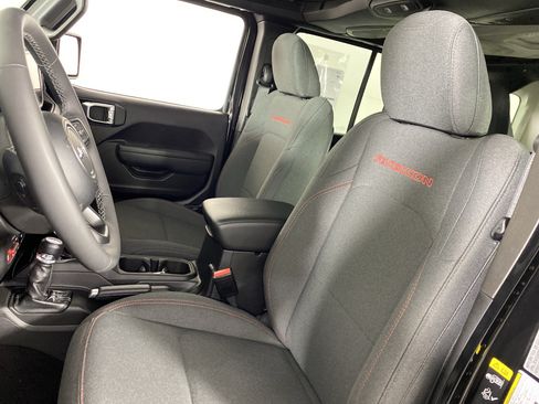 Used 2025 Jeep Wrangler Unlimited Rubicon w/ Convenience Group AWD/4WD image 16