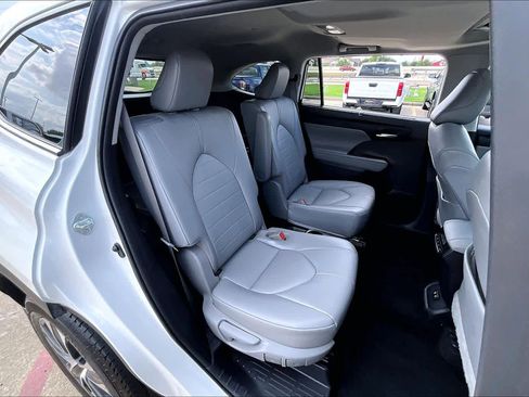 Used 2021 Toyota Highlander XLE FWD image 21