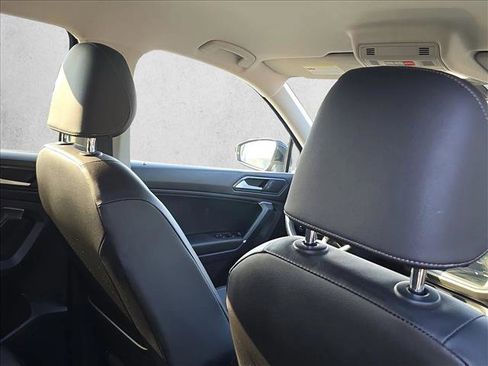 Used 2018 Volkswagen Tiguan SE w/ 3rd Row Seat Package image 21