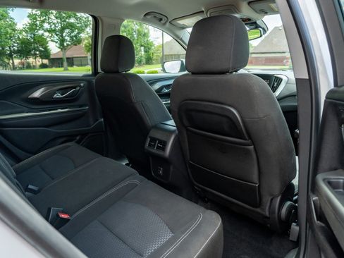 Used 2024 GMC Terrain SLE w/ Driver Convenience Package FWD image 16