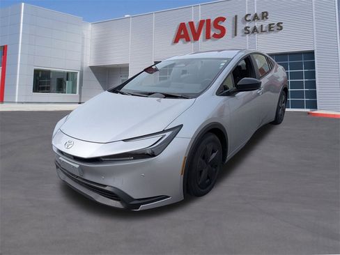 Used 2025 Toyota Prius LE image 1