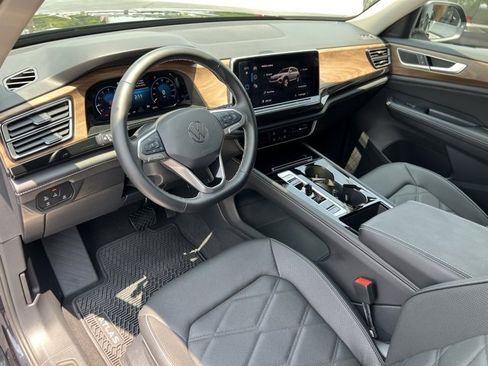 Used 2025 Volkswagen Atlas SE image 24