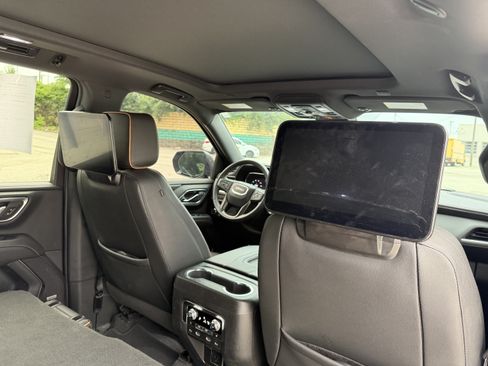 Used 2024 GMC Yukon XL AT4 AWD/4WD image 10