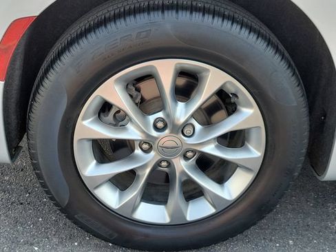 Used 2023 Chrysler Pacifica Touring-L AWD/4WD image 32
